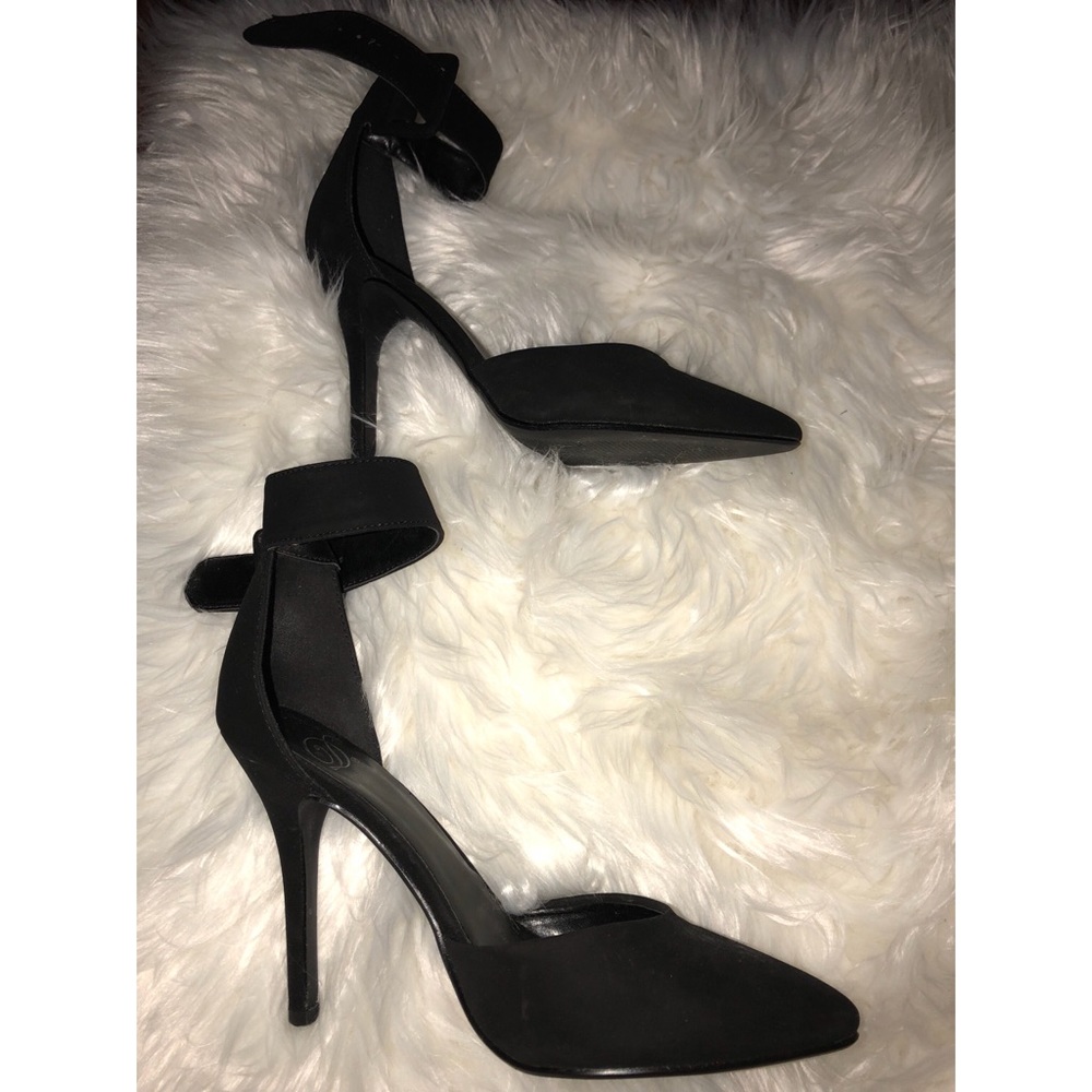 Pointed toe heels 👠